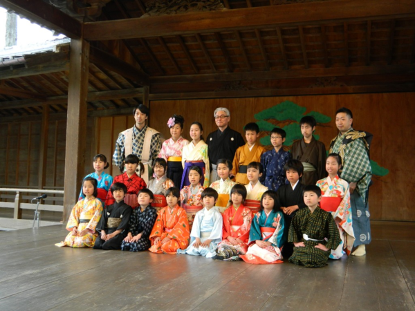 こども狂言の可愛い子供達の記念写真