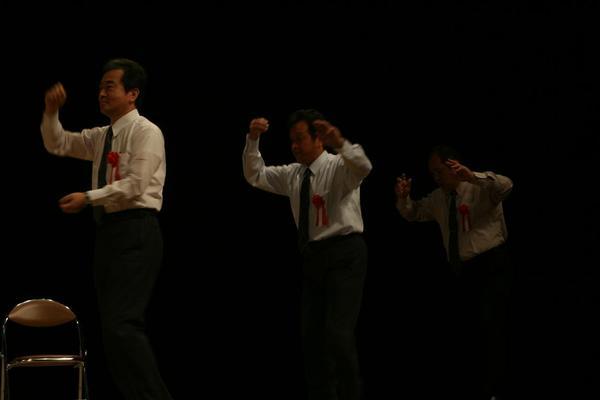 篠山市の職員が上着を脱いで、デカンショ節を踊っている様子の写真