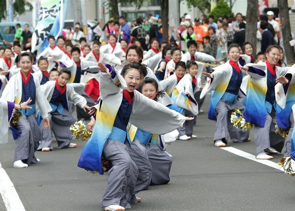 道路いっぱいに広がり、足を少し屈め両手を広げてポーズをとっている丹波篠山楽空間一期一会の皆さんの写真