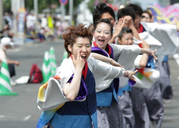 緑のアイシャドウを塗った女性の丹波篠山楽空間一期一会が踊っている写真
