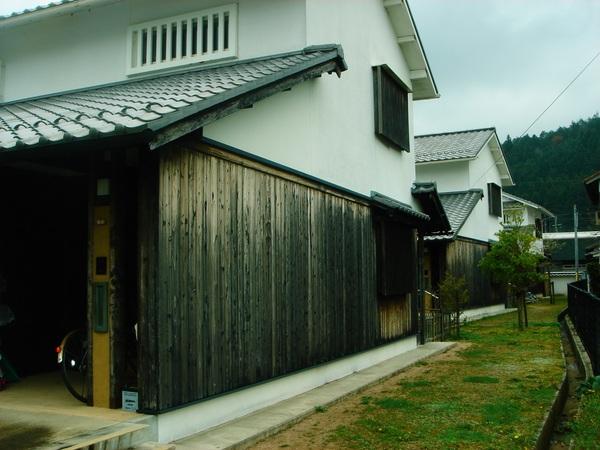 大きな建物が3件並んで色あせた横の壁の写真