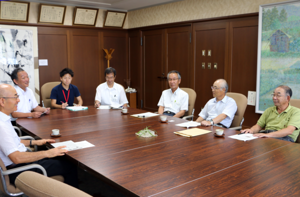 長澤 義幸さん、井上 淳史さん、岡本 雅雄さんが市長や関係者の方々と談笑している写真