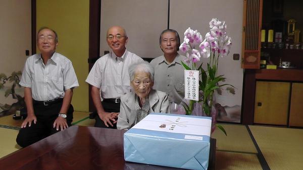 岸本 冨子さんとご家族、市長と一緒に記念撮影の写真