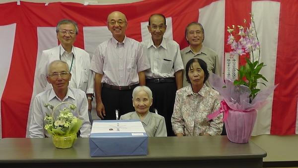中山 千代子さん息子さん夫婦、市長と一緒に記念撮影の写真