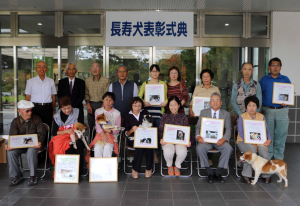 市長と長寿犬表彰された飼い主と犬の集合写真