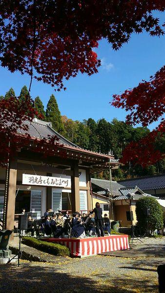 洞光寺もみじまつりで楽器を演奏している写真