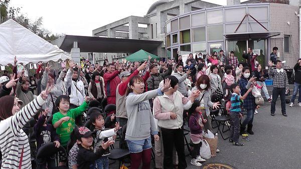 会場に来られているお客さんがパーを出したり、チョキを出したりとジャンケンをしている写真