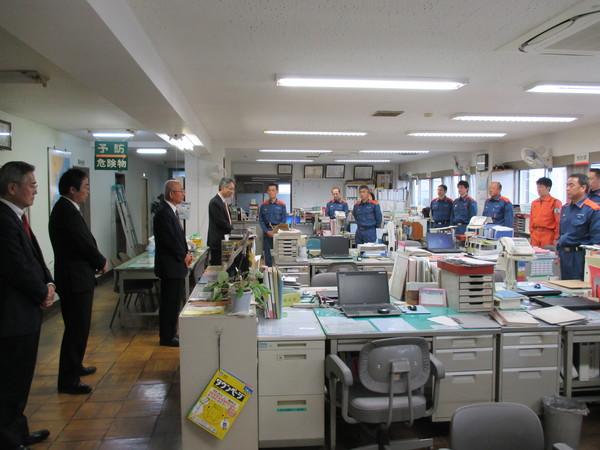 消防本部の仕事納めに出席した市長が職員の前で挨拶をしている写真