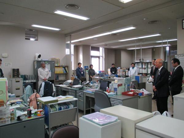 丹南支所の仕事納めに主席した市長が職員の前で挨拶をしている写真