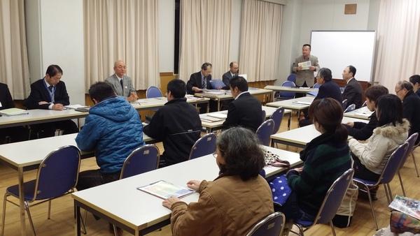 市長や役員の方々が保護者と向かい合って座り、意見交換をしている写真