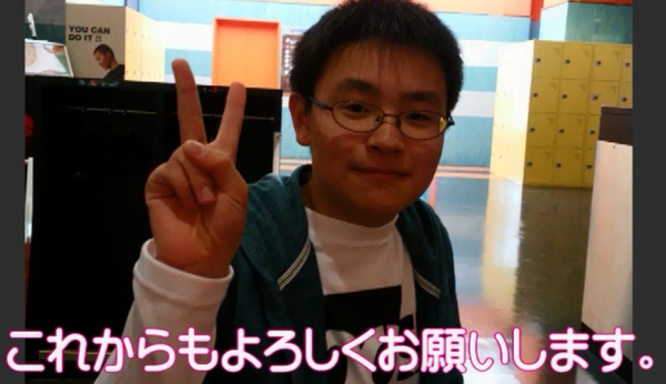 眼鏡をかけた男の子がピースサインして写っている写真