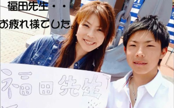 お母さんと息子で福田先生と書かれたメッセージカードを手に持ち写っている写真