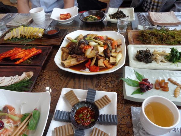 たくさんの韓国料理がテーブルに並んでいる写真
