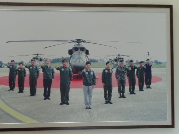 飛行場に止まっているヘリコプターの前で朴大統領と航空自衛隊がV字に並んで親指を立てるポーズをして記念撮影している写真