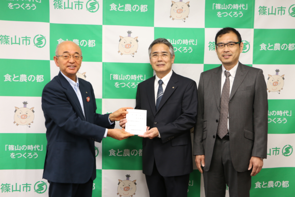 教育長に任命された前川 修哉さんが市長から辞令を受け取っており、教育委員となった垣内 敬造さんと3人で写っている写真