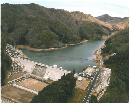 完成した栗柄ダムに水が貯まっている様子を上空から写している写真