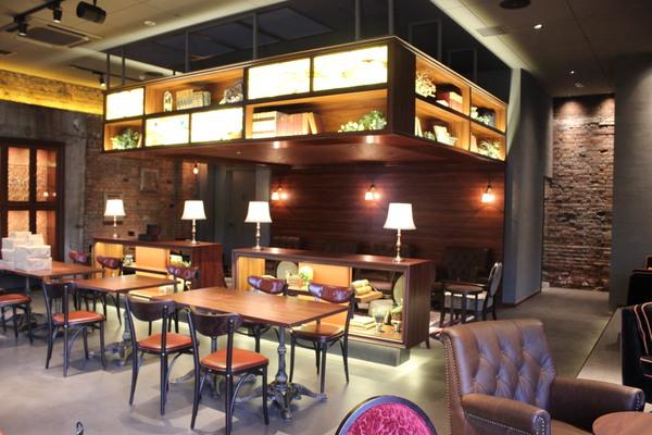 4台の卓上ライトが照らされ、3台のテーブルや椅子、ソファなどが置かれている部屋の写真