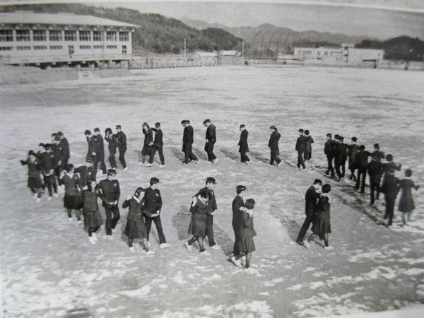 学生達が円になってフォークダンスをしている白黒写真