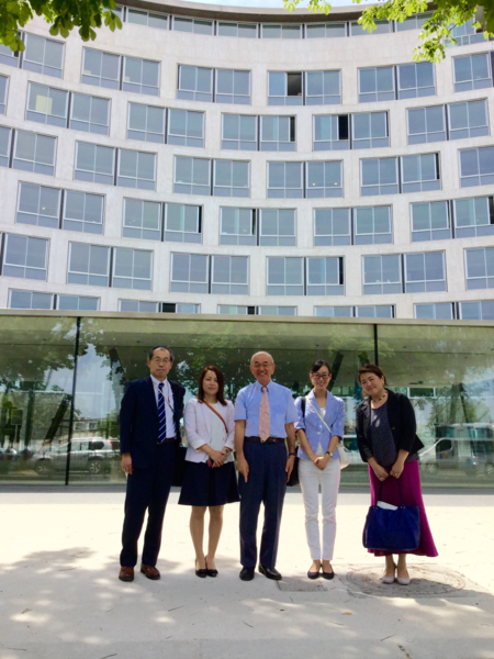 ユネスコ本部の外観前で関係者の方々と記念写真