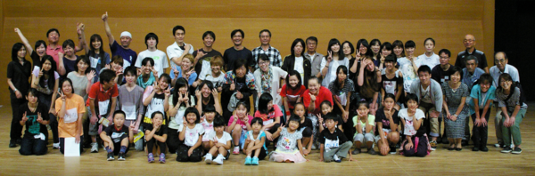 出演者とスタッフの集合写真