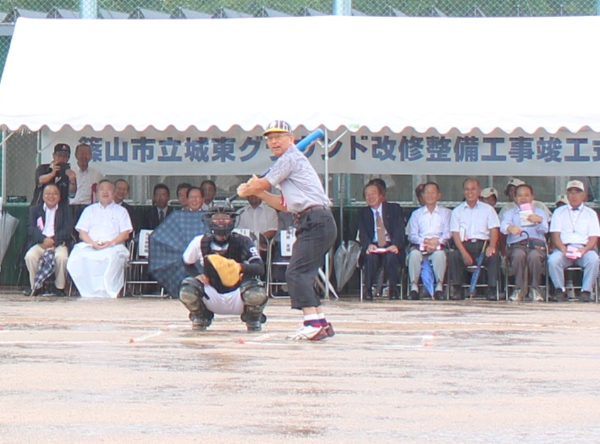 市長がボールを打とうと構えている写真