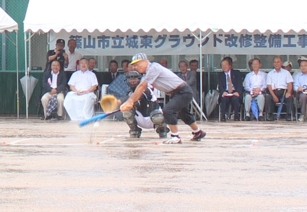 市長がバットを振りかぶってボールに当てようとしている写真