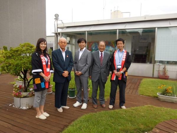 写真右から（2人目）日章アステック株式会社会長杉田章さん、（3人目）代表取締役社長杉田章一さんとスタッフ2名と市長との記念写真