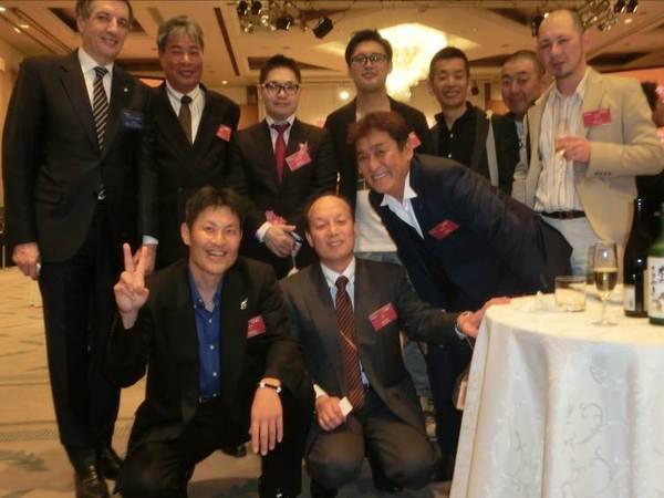 篠山市から出席した参加者と日本ミシュランタイヤ株式会社ベルナール・デルマス社長の集合写真