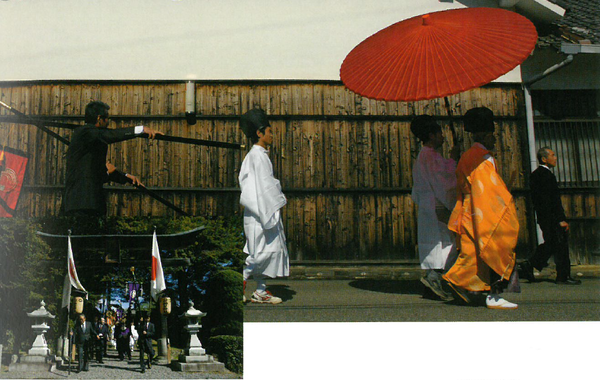 烏帽子をかぶって白い狩衣を着ている男性がが赤い大きな和傘をさして、オレンジ色の狩衣をを着た男性と一緒に歩いており、その後ろにも、烏帽子に白い狩衣を着て歩いている男性が写っている写真と左下に神社の鳥居から、日の丸の国旗を持った人と紫の旗を持った人が2列で歩いてくる様子の写真