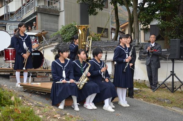 今田中学校吹奏楽の生徒たちが楽器を持って、休憩している写真