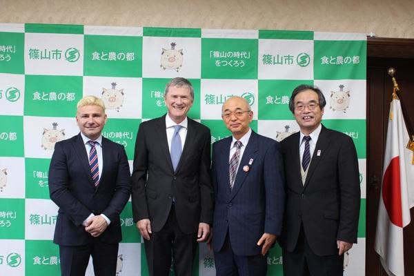 日本チバガイギー株式会社篠山工場のシャープ・ステファン工場長、ダーク・コッシャ代表取締役社長、酒井市長、市職員が並んで立っている写真