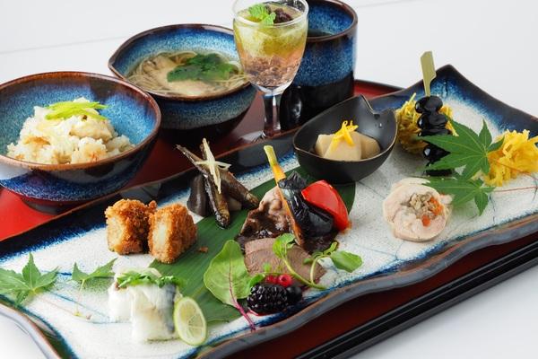 「農都篠山今昔味わい御膳」の料理がお膳に並べられている写真