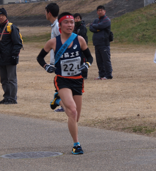 加井 虎造君が、手袋をはめ観客の横を走り抜けている写真
