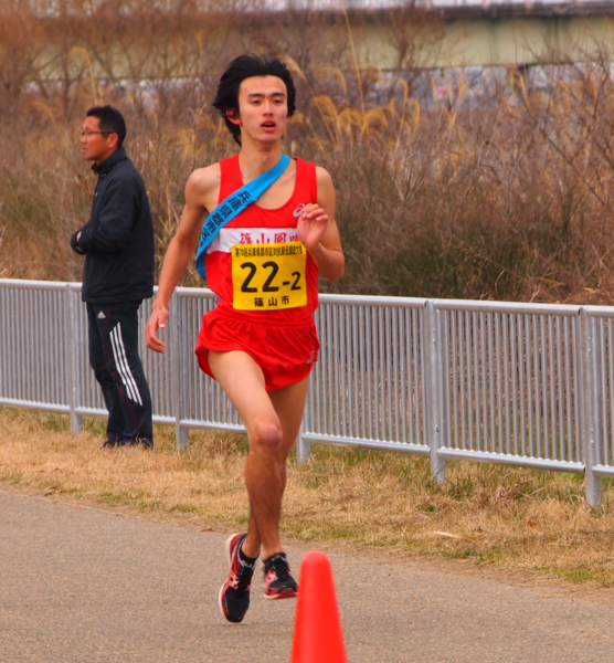 藤原 樹君が赤い三角コーンの近くを走っている写真