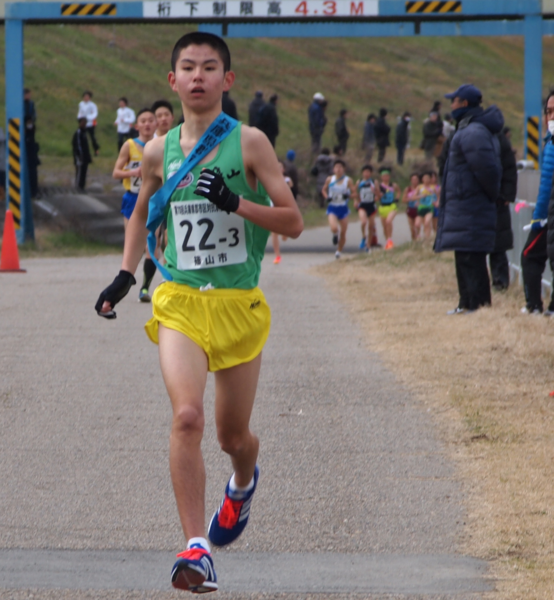 長尾 健斗君が後ろから迫る選手たちの前を走っている写真