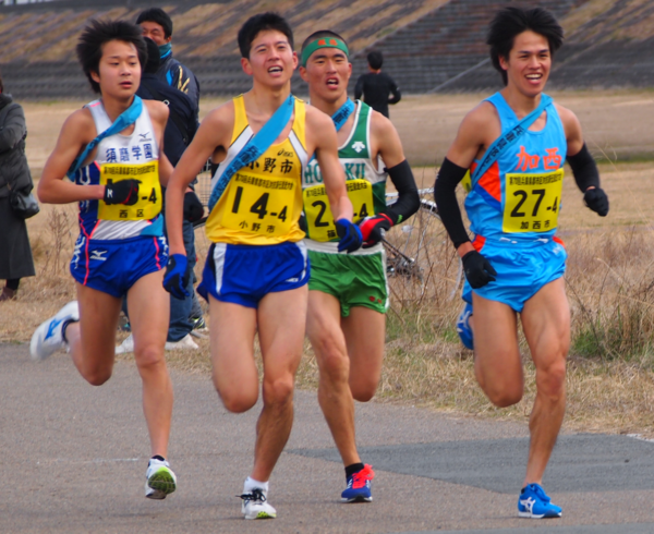 遠藤 悠紀君が、西区、小野市、加西市の選手と一緒に走っている写真