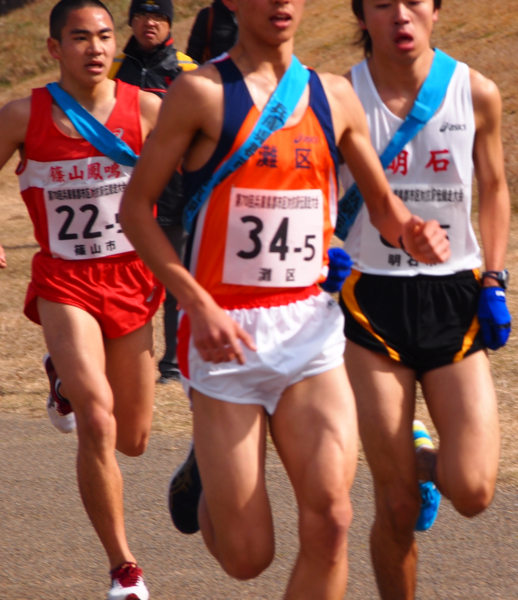 井谷 聡志君が2名の選手の後ろを必死に走っている写真