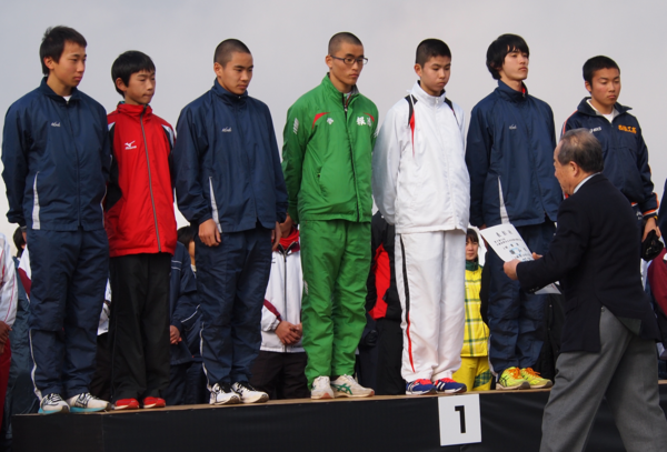 表彰式で3部男子の選手が表彰されている写真