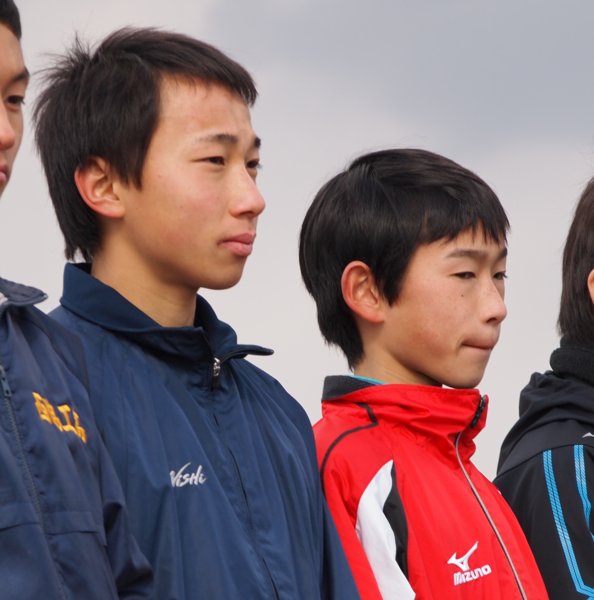 3部区間賞の6区松笠史也君と7区清水 翼君の顔の緊張した表情のアップの写真