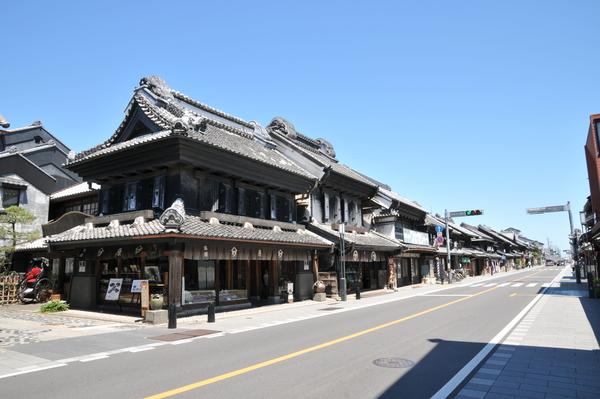 青空の下、昔の古いお店が建ち並んでいる写真
