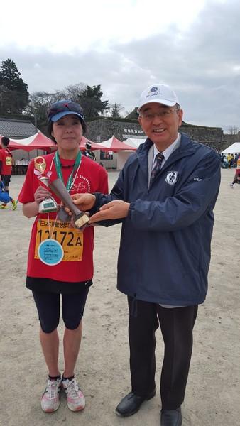 優勝者の福本かおりさんがトロフィーを手に持ち市長と笑顔で記念写真