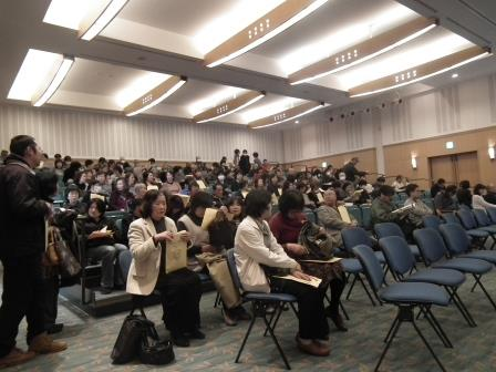 会場に訪れた参加者が椅子に座っている写真