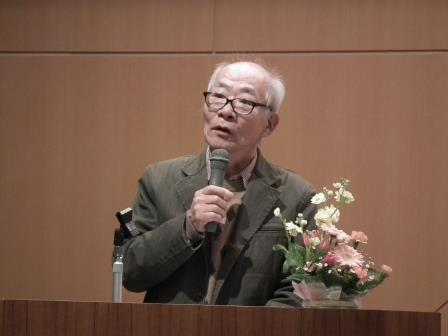 井上さんがマイクを手に持ち、お話されている写真