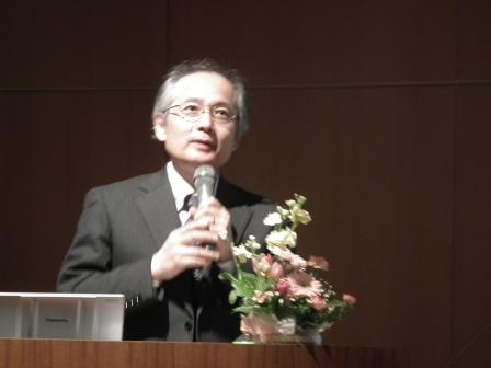 河瀬先生がマイクを持ち、お話されている写真