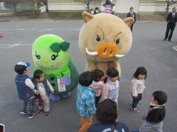 子供たちとゆるキャラ2体がと触れ合って遊んでいる写真