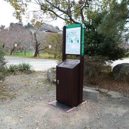 コンクリートの地面に喫煙場所が設置されている写真