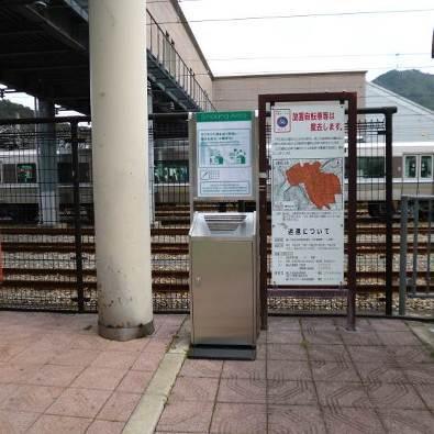 駅周辺に喫煙場所と喫煙禁止区域の案内の看板が置かれている写真