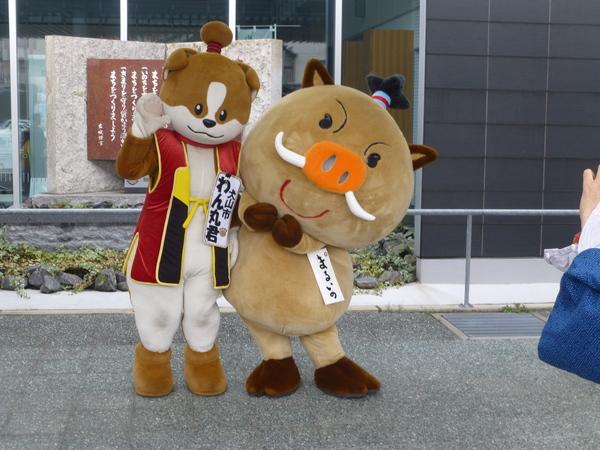 ゆるキャラ「わん丸君」、「まるいの」のツーショット写真