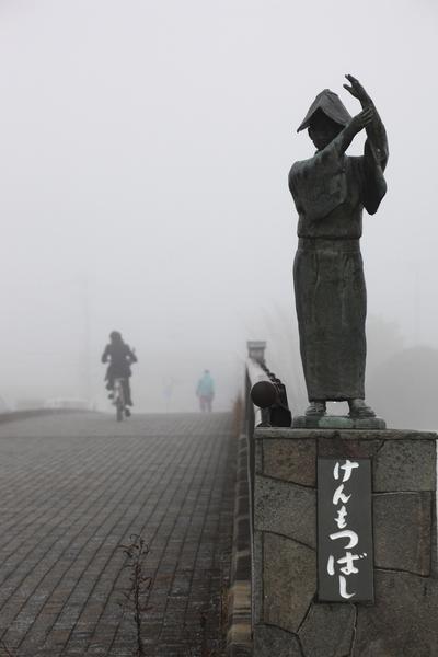 霧の深い明け方「けんもつばし」にあるデカンショ踊りのポーズをとっている銅像を撮影した優秀賞の写真