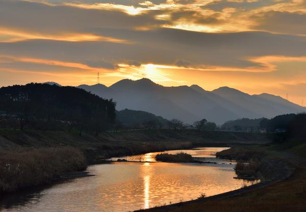 篠山川の奥の山並みに沈む夕日を撮影した入選受賞の写真